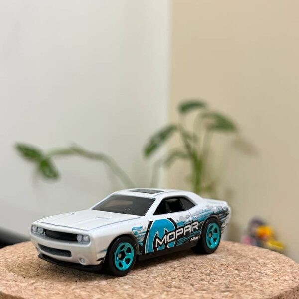 Hot Wheels 2008 Dodge Challenger SRT8