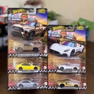 Hot Wheels Premium Boulevard 2025 GJT68 – Set of 5 Die-Cast Cars with Real Riders