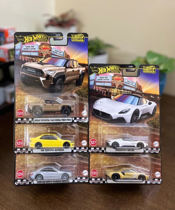 Hot Wheels Premium Boulevard 2025 GJT68 – Set of 5 Die-Cast Cars with Real Riders