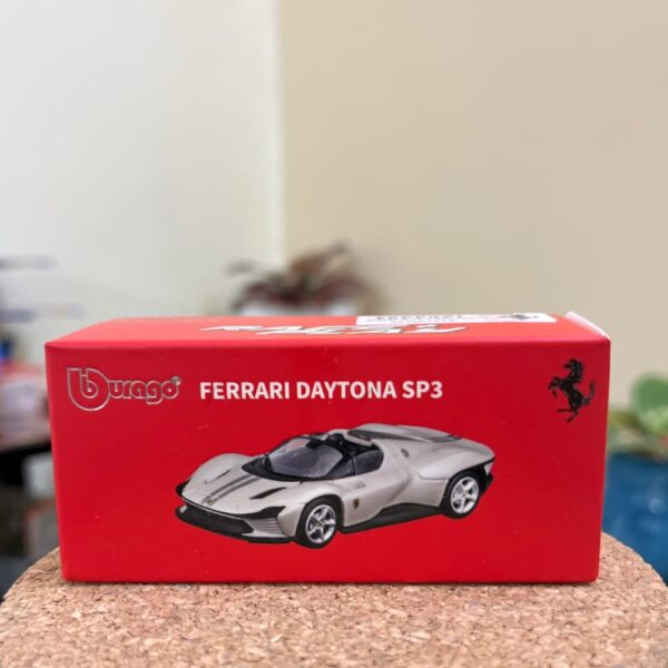 Bburago Ferrari Daytona SP3 White – Race + Play 1:64 scale Ferrari red die-cast model