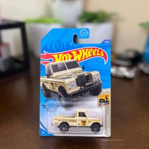 Hot Wheels Land Rover Series III Pickup Diecast Car 1:64 Baja Blazers