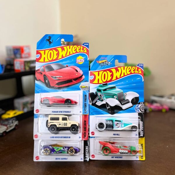 Hot Wheels Land Rover vs Ferrari Combo – Pack of 5 Diecast Cars (Carded)
