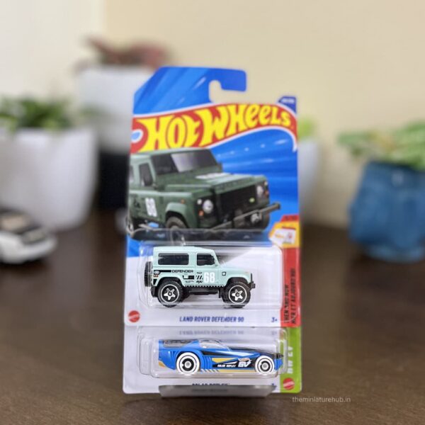 Hot Wheels Land Rover Defender 90 & Solar Reflex