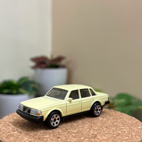 Matchbox 1986 Volvo 240 Light Cream 1:64 – Loose Diecast