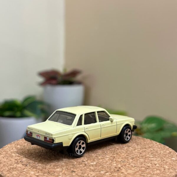Matchbox 1986 Volvo 240 Light Cream 1:64 – Loose Diecast