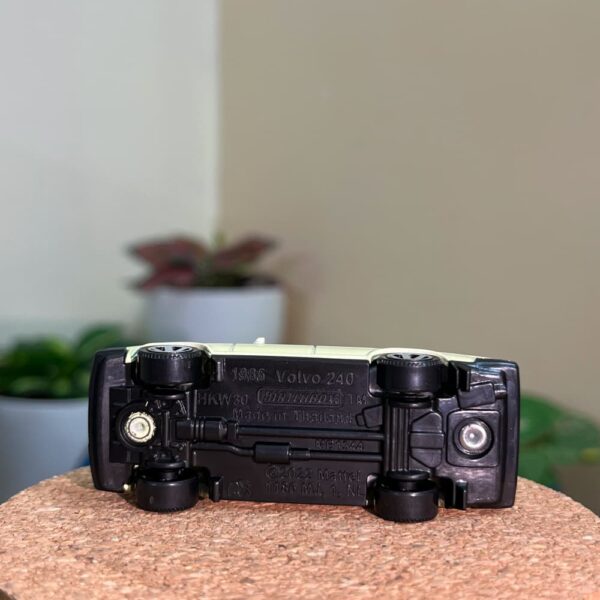 Matchbox 1986 Volvo 240 Light Cream 1:64 – Loose Diecast