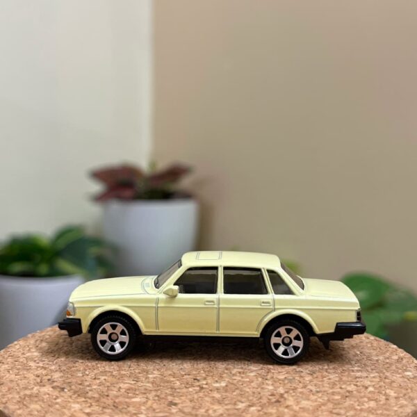 Matchbox 1986 Volvo 240 Light Cream 1:64 – Loose Diecast