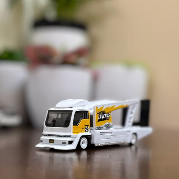 Hot Wheels Kousoku Hauler Team Transport uncarded white Legends Tour transporter