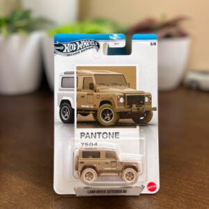 Hot Wheels Land Rover Defender 90 Pantone 7504 Silver Series