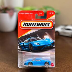 Matchbox Porsche 918 Spyder blue diecast hypercar 109/125 on blister card